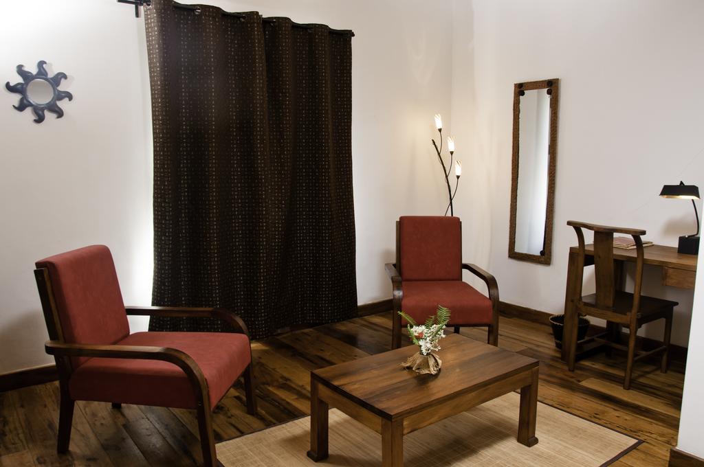 Hotel Restaurant Le Combava Antananarivo Buitenkant foto
