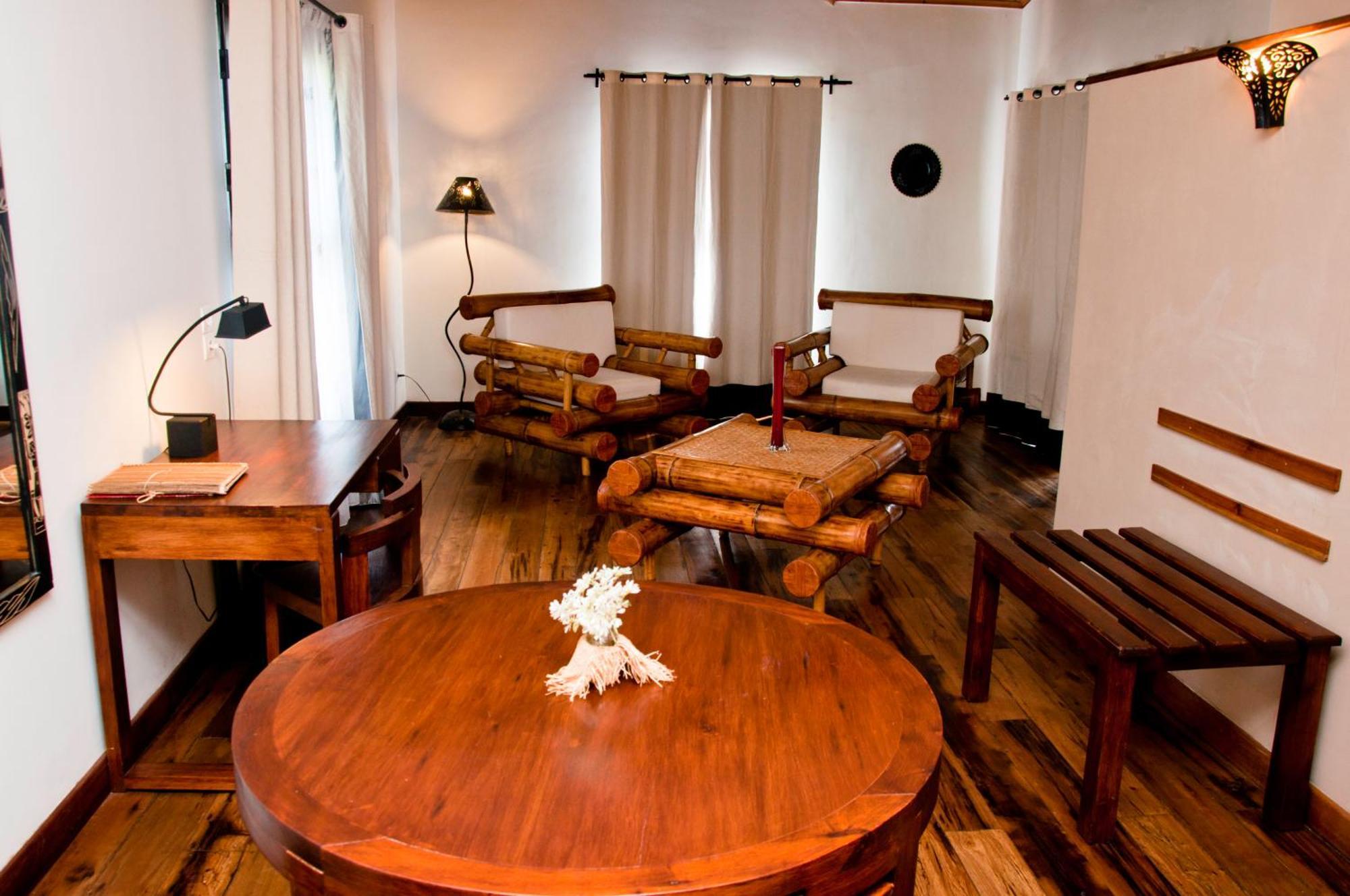 Hotel Restaurant Le Combava Antananarivo Buitenkant foto